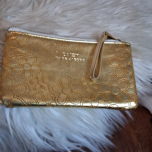 Daisy By Marc Jacobs Golden Wristlet - Picture 9 of 9
